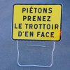 Piétons, prenez le trottoir d'en face JH Panoloc Signalisation temporaire